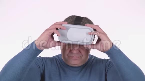 人在看3d眼镜白色背景关门视频的预览图