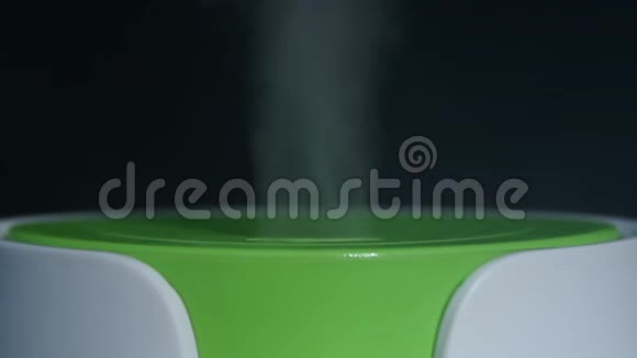 蒸汽从加湿器特写视频的预览图