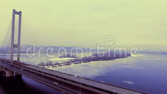 吊桥桥上完美的线条几何精度过河的运输桥视频的预览图