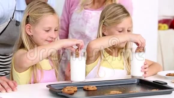 女儿和父母一起吃饼干和牛奶视频的预览图