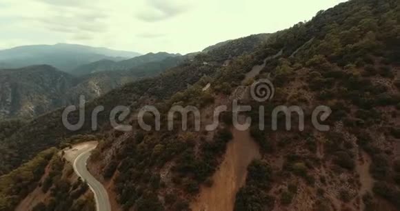 全景从上往下到山路在山上的蛇形穿过山路视频的预览图