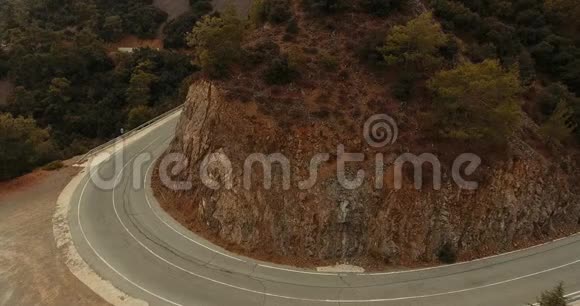 汽车绕着弯道行驶在山上的蛇形穿过山路视频的预览图