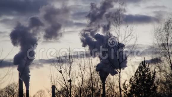 钢铁加工厂烟囱冒烟发黑城市奥斯特拉发有烟雾空气中有灰尘有危险视频的预览图
