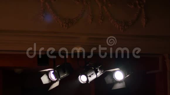 剧院的灯光投影仪视频的预览图