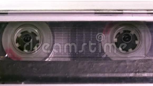 录音机中使用的录音磁带带有空白白色标签的老式音乐盒播放回来视频的预览图