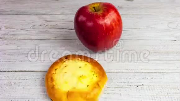 停止运动与苹果对抗甜面包带子缠在红苹果上视频的预览图