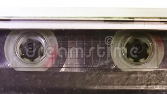 录音机中使用的录音磁带带有空白白色标签的老式音乐盒播放回来视频的预览图