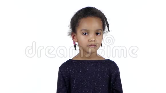 一个非裔美国女孩的孩子很伤心白色背景慢动作视频的预览图