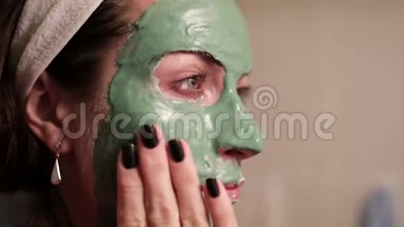 戴面膜的漂亮女人年轻女性接受面膜的水疗治疗视频的预览图