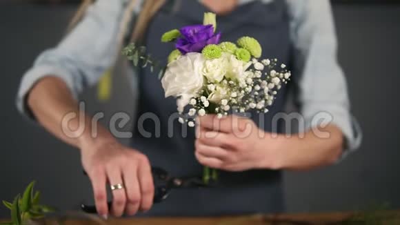 专业女性花艺师准备花束花艺师切花茎的近景视频的预览图
