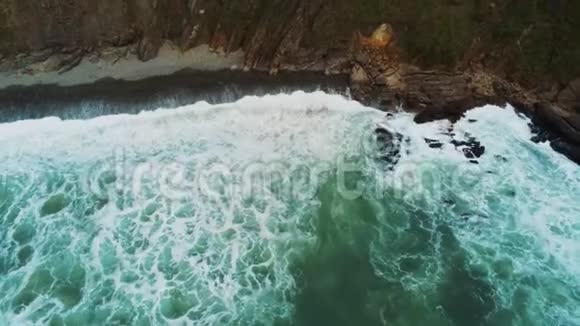 奇妙的自然狂野的海洋水沿悬崖和海岸线的空中飞行视频的预览图