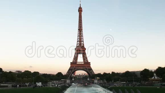法国巴黎埃菲尔铁塔夜景视频的预览图