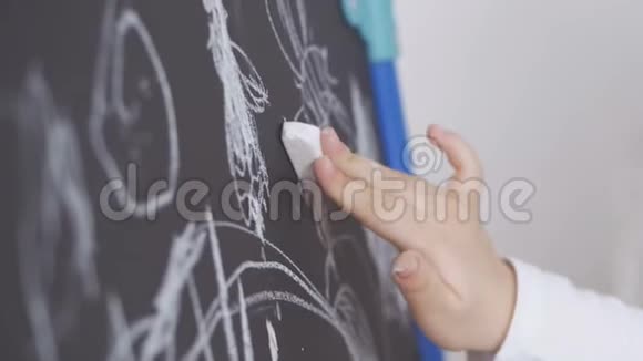 小女孩在画板上画白色粉笔视频的预览图