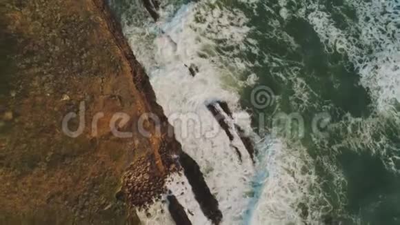 奇妙的自然狂野的海洋水沿悬崖和海岸线的空中飞行视频的预览图