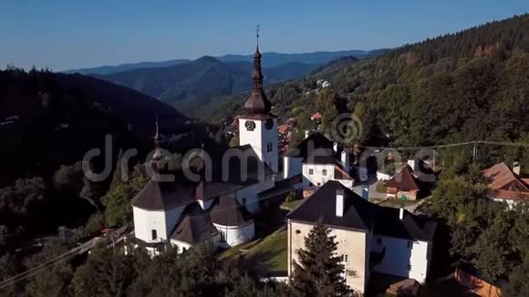 在斯洛伐克斯帕尼亚多利纳的教堂上空飞行视频的预览图