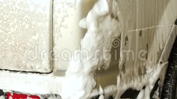 泡沫从车里滴下来在洗车服务中清洗汽车视频的预览图