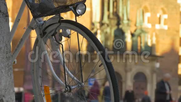 带灯笼的自行车轮视频的预览图