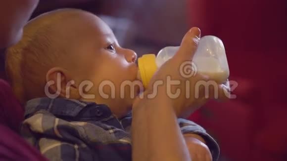 可爱的婴儿在瓶子里享受牛奶视频的预览图
