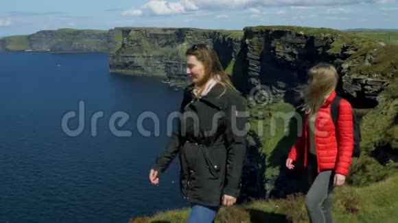 两个女孩在爱尔兰著名的摩赫悬崖视频的预览图