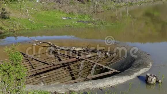 夏季湖泊的旧排水系统视频的预览图