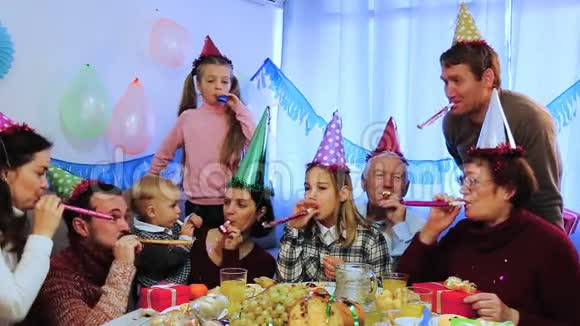大家庭庆祝孩子生日视频的预览图