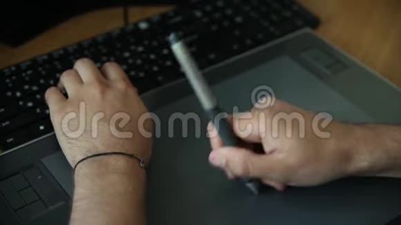 电脑绘图平板电脑的人视频的预览图