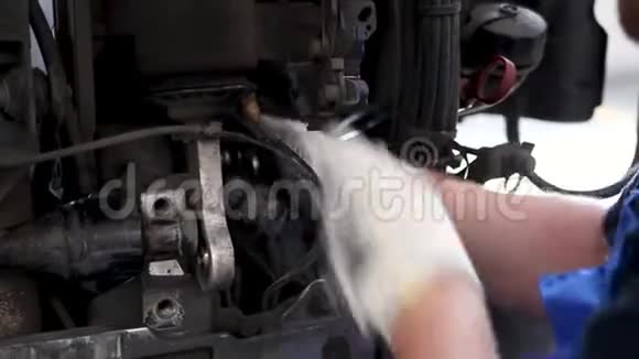 维修汽车时机械手在工作手套中选择工具场景有选择的焦点手技工视频的预览图