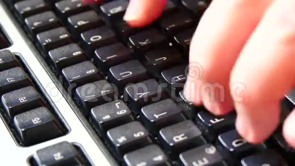 电脑键盘使用的特写镜头视频的预览图