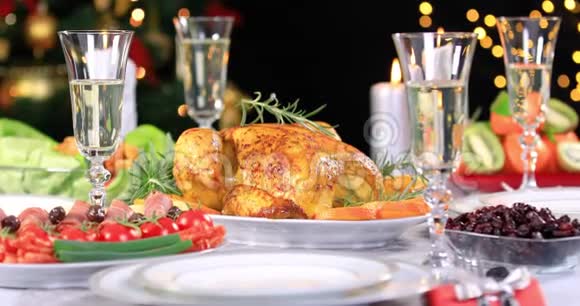 烤鸡放在圣诞节的餐桌上视频的预览图