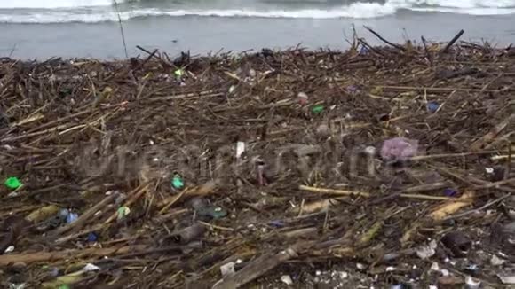 污染的海洋海滩上的垃圾使海滩没有吸引力视频的预览图