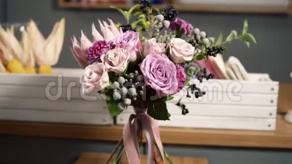 镜头轮动花店内美丽清新的花束花组成由玫瑰布鲁尼亚普罗蒂亚组成视频的预览图