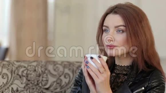 坐在咖啡馆喝杯茶的漂亮姑娘视频的预览图