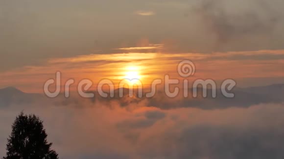 灿烂的黎明在流动的云波之上红色的太阳盘视频的预览图