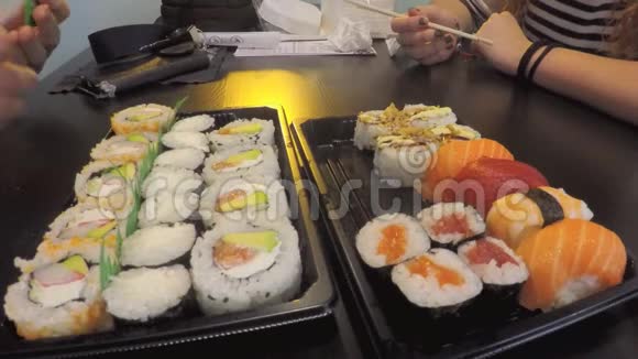 寿司餐厅夫妇吃饭视频的预览图