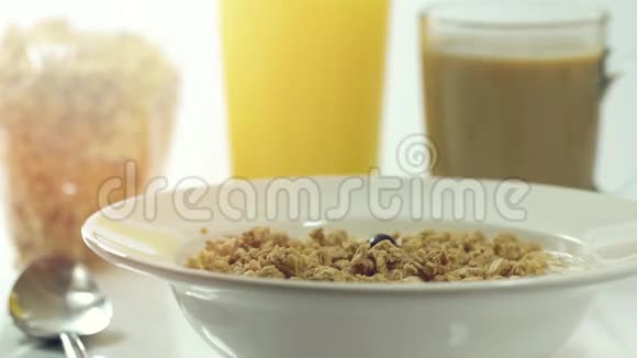 浆果滴在早餐麦片里视频的预览图