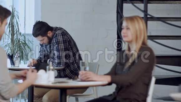 担心年轻人在咖啡馆里使用平板电脑独自坐着视频的预览图