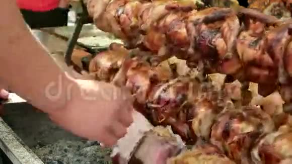 烤鸡肥肉烤鸡街头美食节视频的预览图