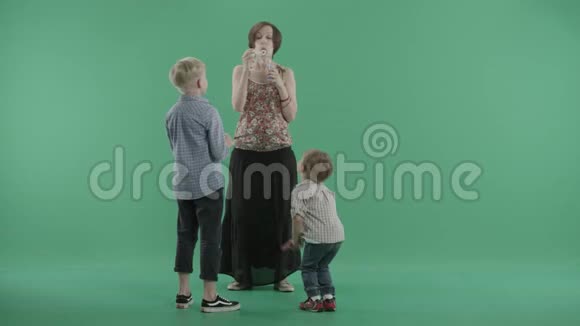 妈妈给两个小儿子吹肥皂泡视频的预览图