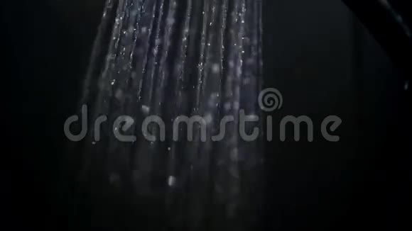 来自淋浴的水流视频的预览图