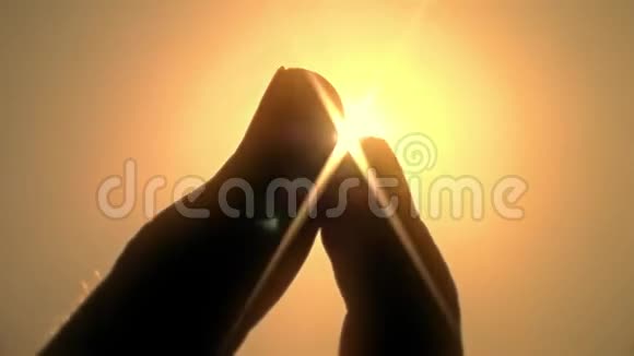 人的手指触摸太阳升起新的独特品质欢乐的光芒关闭视频的预览图