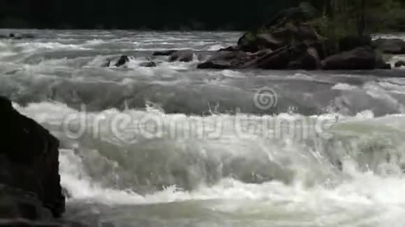 从湍急的河水中放大视频的预览图