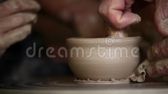 粘土杯是传统上由陶工在陶工车轮上制作的视频的预览图