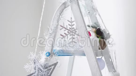 装饰阶梯在新年风格与漂亮的冰鞋雪花星星圣诞节的概念慢动作视频的预览图