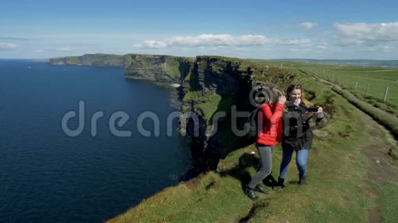 两个女孩在爱尔兰著名的摩赫悬崖视频的预览图
