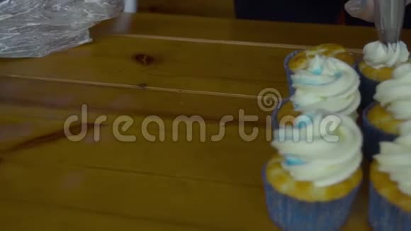 纸杯蛋糕上的彩色奶油视频的预览图