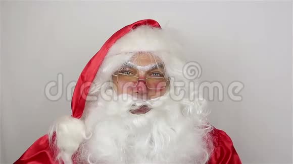 圣诞老人在灰色背景下说再见视频的预览图