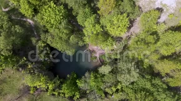 深林蓝泻湖瀑布鸟瞰图最好的地方旅游旅游理念阳光夏日假期冒险Byrby视频的预览图