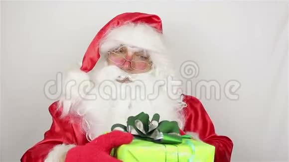 一个黄色盒子里的圣诞老人给我的惊喜视频的预览图