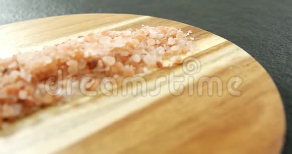 喜马拉雅盐在木板4k视频的预览图