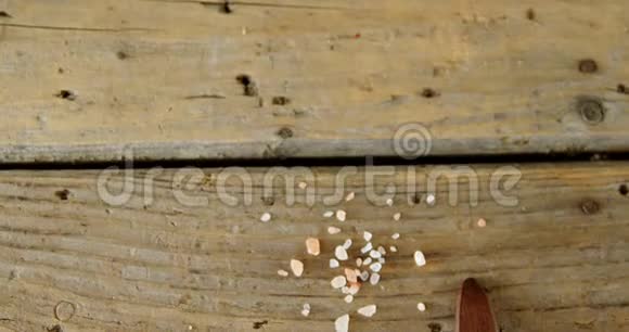 喜玛拉盐与迷迭香在木碗4k视频的预览图